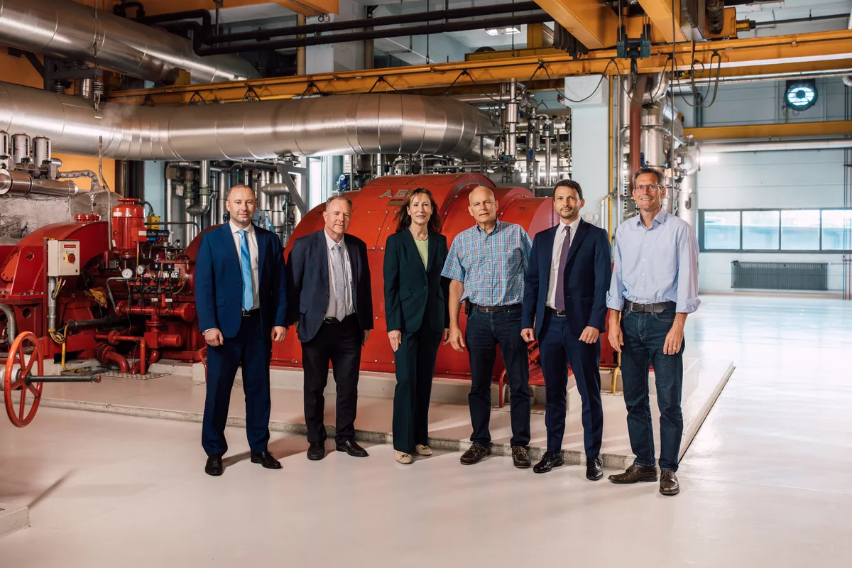 Die Kezo Hinwil und die Sulzer AG unterzeichnen eine Vereinbarung.